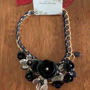 Fashion Necklace with black flowers